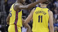 Kevin Durant melakukan selebrasi bersama Klay Thompson  (AP)