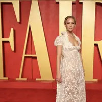 Jennifer Lawrnce tampil memukau dalam balutan gaya ala Bridgeton. (Foto: Instagram/ Vanity Fair)
