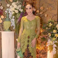 Pilihan kebaya kondangan Ayu Dewi selanjutnya adalah kebaya berwarna pistachio green. Kebaya klasik dengan potongan body fit ini dipadukan dengan kain batik cokelat. [@mrsayudewi]