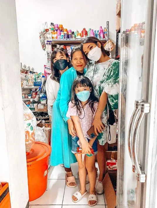 <p>Dia pun turut mengajak sang putri, Gempi untuk bertemu dengan saudara-saudaranya. (Instagram/gisel_la).</p>