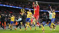 Para pemain Juventus merayakan kemenangan usai menekuk Tottenham Hotspur pada laga Liga Champions di Stadion Wembley, London, Rabu (7/3/2018). Tottenham Hotspur takluk 1-2 dari Juventus. (AP/Frank Augstein)