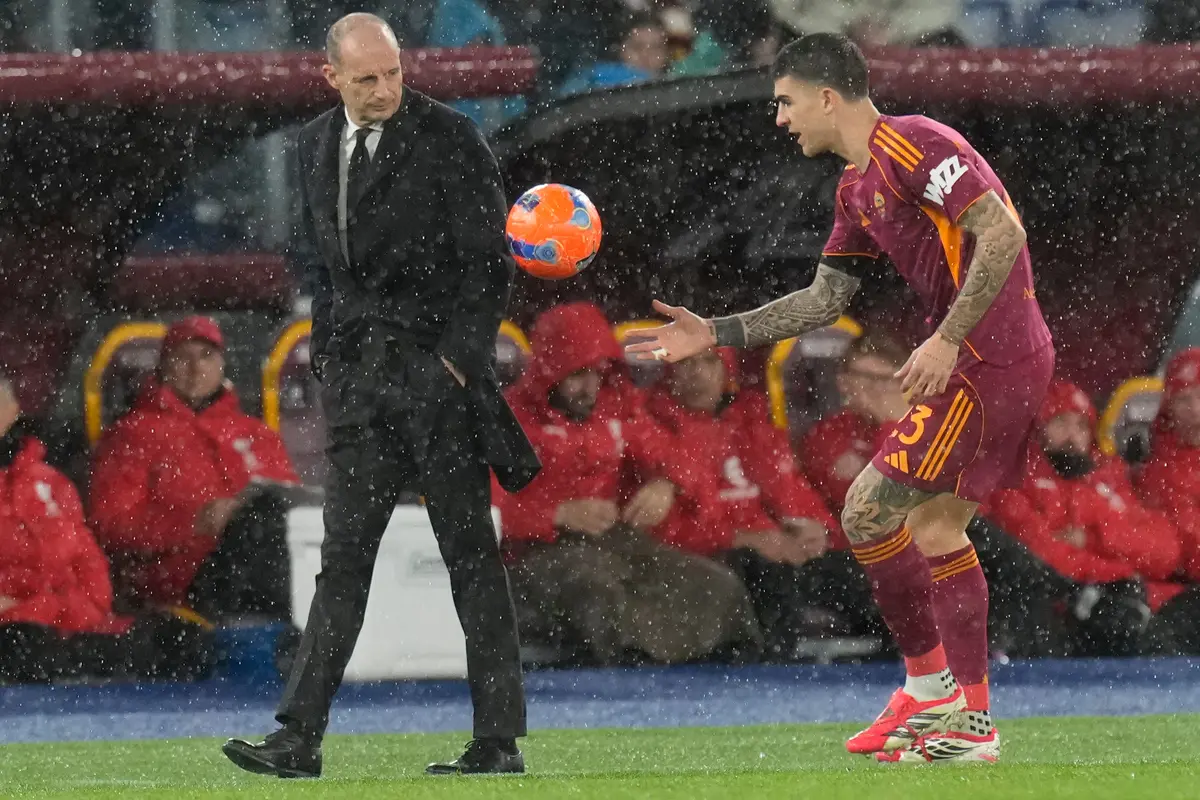 Pelatih AC Milan Massimiliano Allegri (kiri) mengamati pemain AS Roma Gianluca Mancini