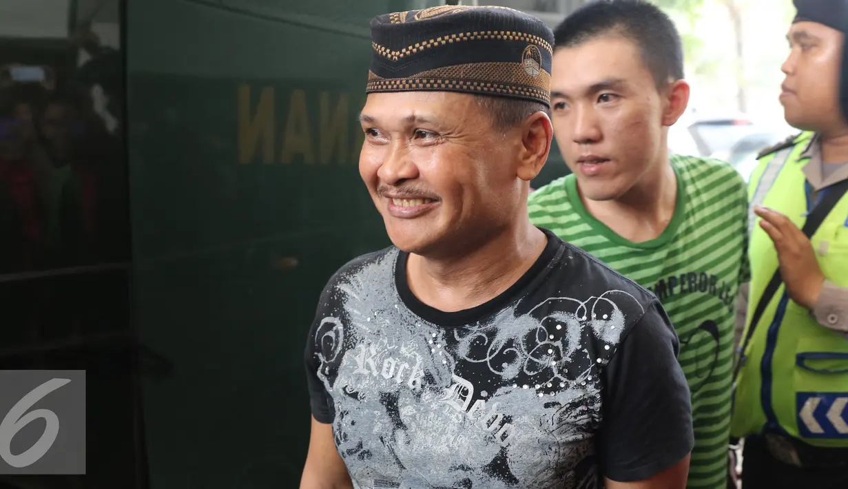Abdul Azis atau Daeng Azis saat tiba di Pengadilan Negeri Jakarta Utara, Rabu (18/5). Daeng Azis menjadi terdakwa pada kasus pencurian listrik (Liputan6.com/Herman Zakharia)