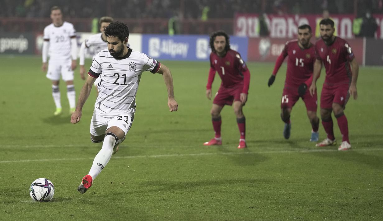 Eksekusi yang diambil Ilkay Gundogan berhasi berbuah gol dan membuat Jerman memimpin 2-0 atas Armenia dan bertahan hingga babak pertama rampung. (AP/Pavel Golovkin)