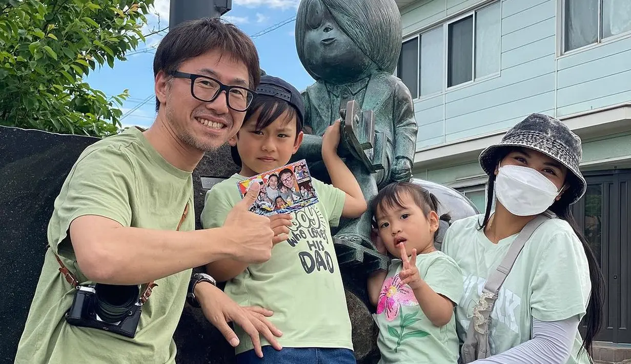 Keluarga ini sendiri terdiri dari seorang ibu asal Indonesia, tepatnya dari Tulungagung, Erna Megawati atau Mama Mega yang menikah dengan pria jepang bernama Ueno Kenichiro alias Pak Bambang. Keduanya pun dikaruniai dua buah hati yang bernama Natsuki dan Ritsuki. [@mas_natsuki].