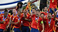 Penyerang Spanyol, Alvaro Morata (tengah) mengangkat trofi saat merayakannya gelar juara Euro 2024 di Olympiastadion, Berlin pada 14 Juli 2024 atau Senin 15 Juli 2024 dini hari WIB. (JAVIER SORIANO/AFP)