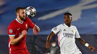 Bek Liverpool, Nathaniel Phillips menantang penyerang Real Madrid, Vinicius Junior pada leg pertama perempatfinal Liga Champions di Estadio Alfredo Di Stefano, Rabu (7/4/2021) dini hari WIB. Real Madrid makin dekat ke semifinal Liga Champions usai menang 3-1 atas Liverpool. (GABRIEL BOUYS / AFP)