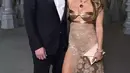 Jennifer Lopez tampil penuh pesona dengan cut-out dress bernuansa keemasan dari Gucci. Dress ini memiliki detail cut-out membentuk bra di bagian atasnya dan high slit di bagian rok yang semi transparan. [Foto: Instagram/thisisannasfashion]