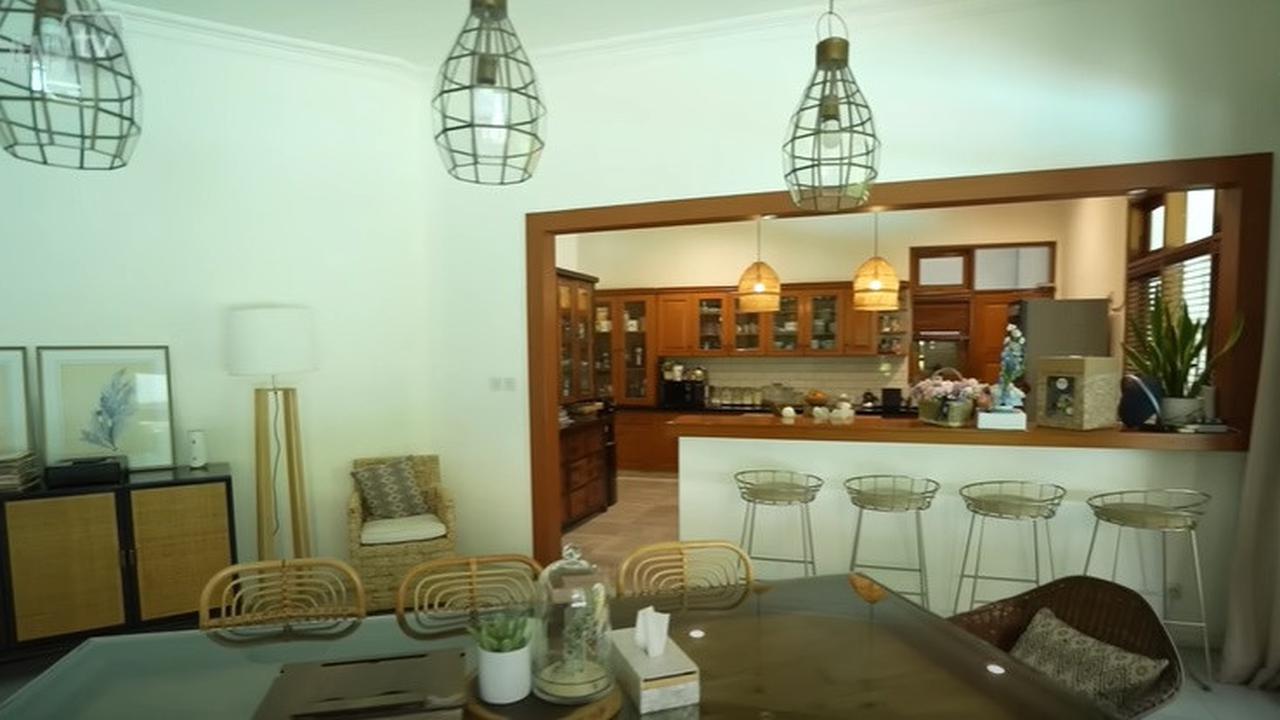 Tinggal di Rumah Kontrakan, 8 Potret Dapur Sophia Latjuba yang Bernuansa Klasik Serba Kayu - Unik Ada Mini Bar