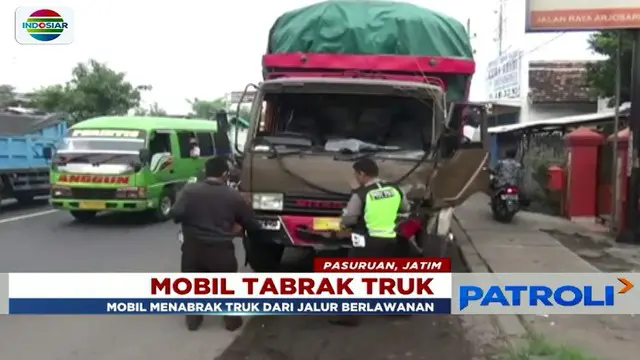 Mobil pick up ini ringsek, setelah menabarak truk gandeng, di Jalur Pantura Probolinggo – Pasuruan