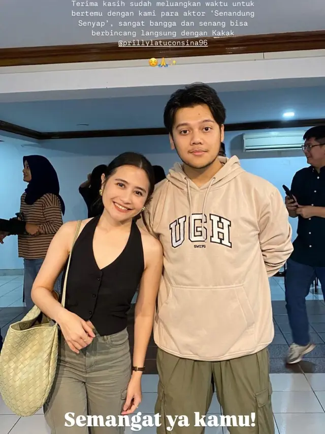 Prilly Latuconsina Pakai Bahasa Isyarat