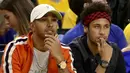 Pembalap F1, Lewis Hamilton dan Striker Barcelona, Neymar Jr menyaksikan gim kedua Final NBA antara Cleveland Cavaliers melawan Golden State Warriors di Oracle Arena, California, (4/06/2017). Golden State Warriors menang 132-113. (AFP/Ezra Shaw)