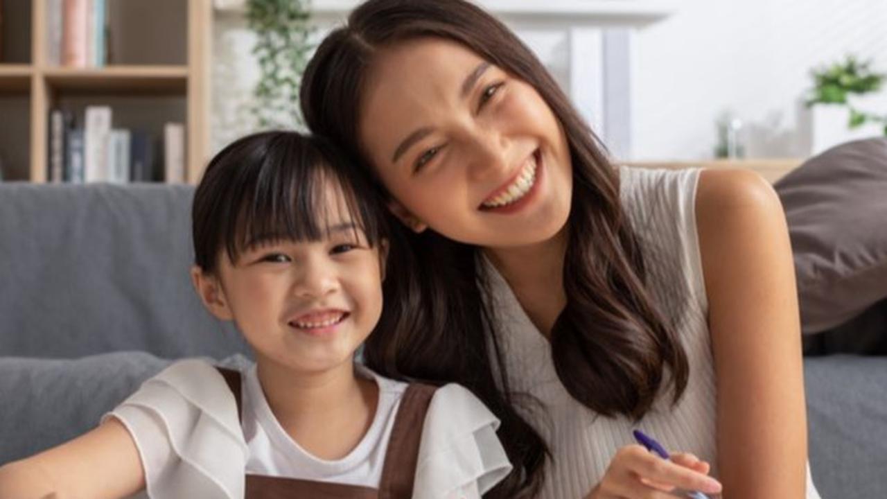 Ayah Bunda Jangan Selalu Jadi 'Mandor', Biasakan Anak Belajar Sendiri
