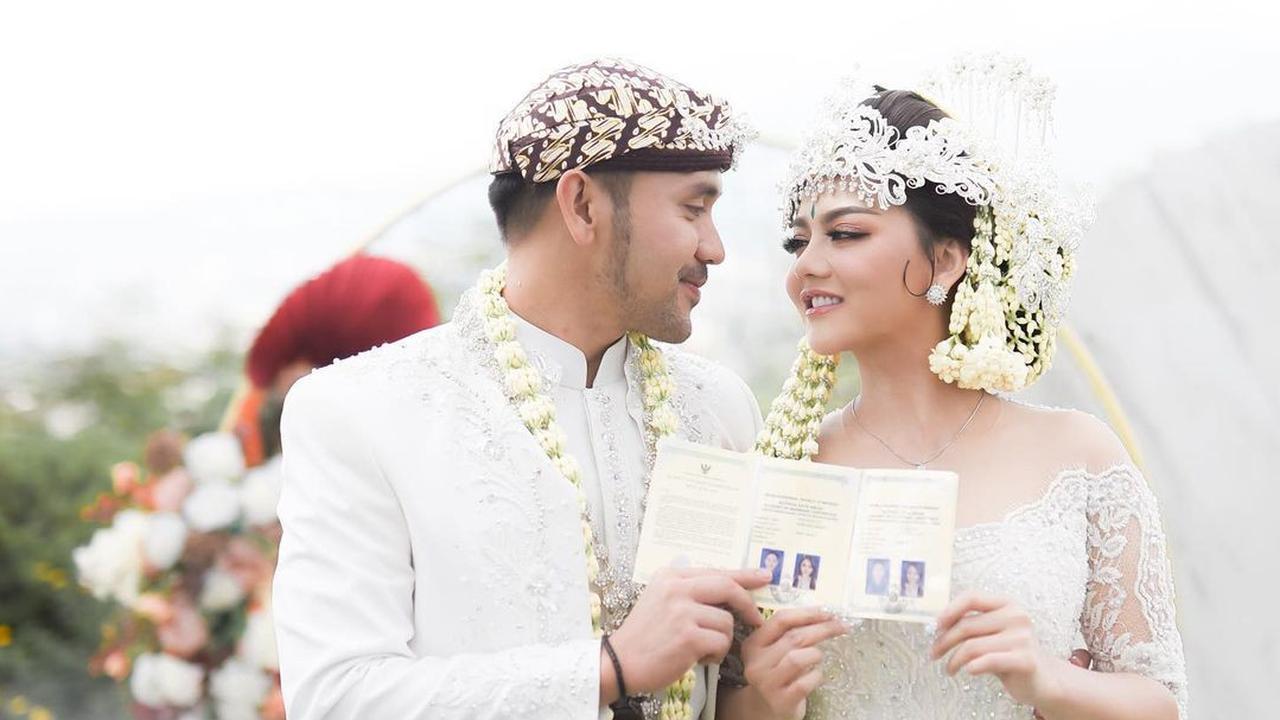 7 Potret Pernikahan Jenita Janet dengan Pengusaha Danu Sofwan