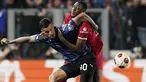 Bek Liverpool Ibrahima Konate berebut bola dengan penyerang Atalanta Gianluca Scamacca pada duel leg kedua perempat final Liga Europa 2023/2024 di Gewiss Stadium, Jumat (19/4/2024) dini hari WIB. (AP Photo/Antonio Calanni)