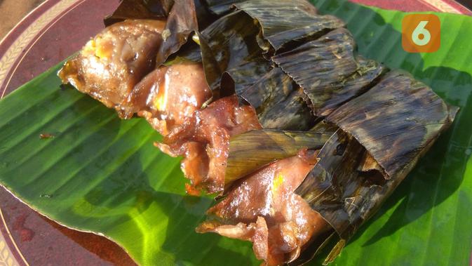 Ilabulo kuliner Pantai Pohon Cinta. Objek Wisata paling populer di Kabupaten Pohuwato, Provinsi Gorontalo (Liputan6.com/Foto: Arfandi Ibrahim)