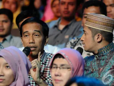 Jokowi dihampiri oleh Irfan Hakim saat berada di bangku penonton acara Putri Muslimah Indonesia 2014 (Liputan 6.com/Andrian M Tunay)
