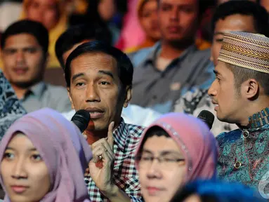 Jokowi dihampiri oleh Irfan Hakim saat berada di bangku penonton acara Putri Muslimah Indonesia 2014 (Liputan 6.com/Andrian M Tunay)