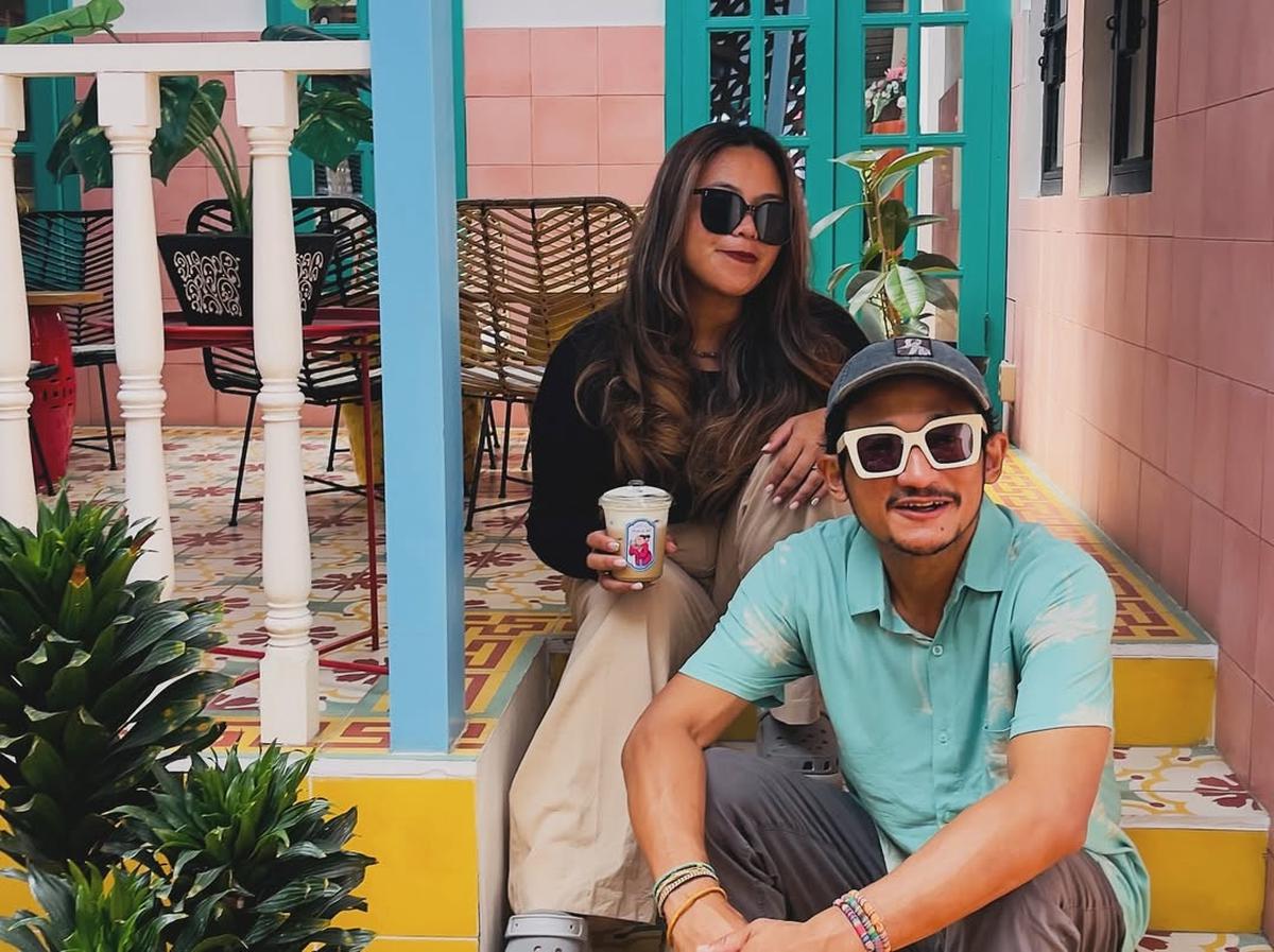 Potret Harmonis Isa Bajaj dengan Istri yang Luar Biasa, Menemani dari Dunia Entertain Hingga Pulang Kampung