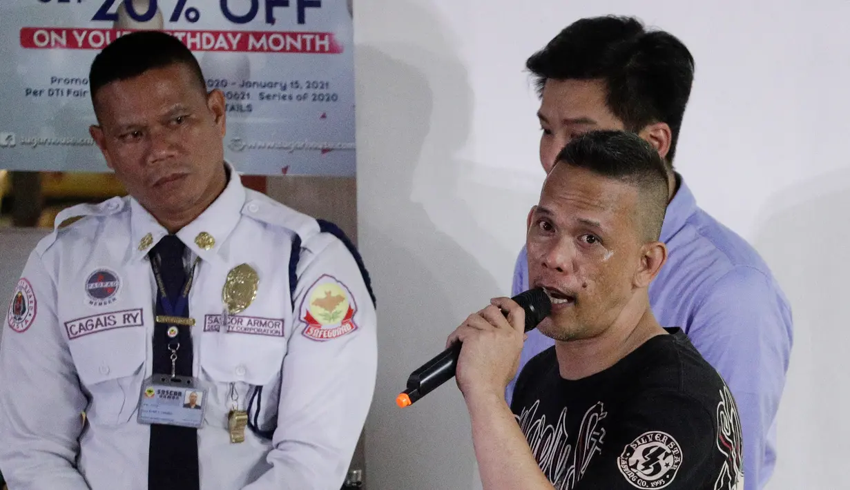 Pelaku penyenderaan Alchie Paray (kanan) berbicara kepada awak media di V-Mall, Manila, Filipina, Senin (2/3/2020). Kepada awak media, Alchie Paray mengatakan dirinya berada dalam kesedihan dan tekanan setelah dipecat dari pekerjaannya sebagai penjaga mal. (AP Photo/Aaron Favila)