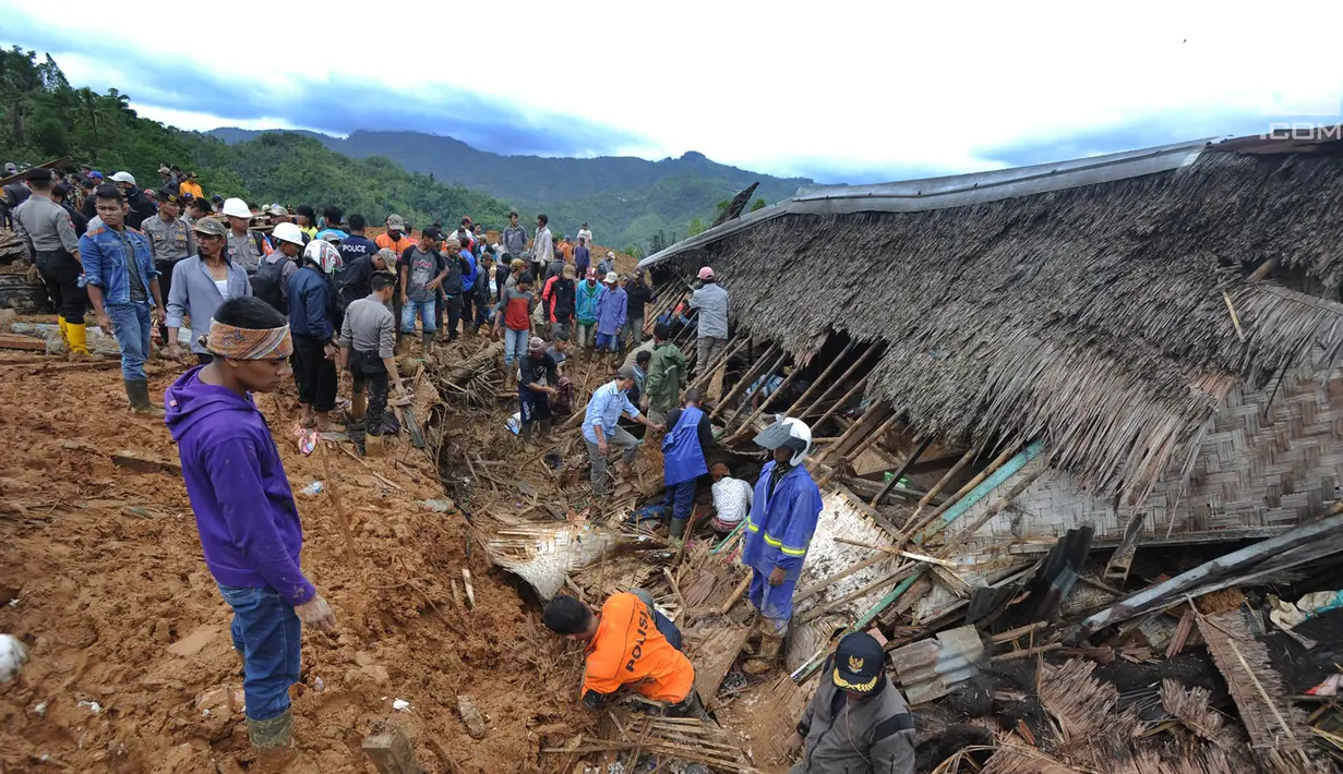 Tim SAR dan relawan mencari korban musibah tanah longsor di Dusun Cimapag, Sirnaresmi, Cisolok, Sukabumi, Jawa Barat, Selasa (1/1). Luasnya lokasi longsor mempersulit pencarian korban hilang. (Merdeka.com/Arie Basuki)