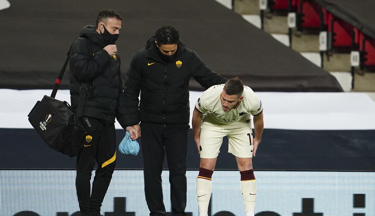 Sempat ditarik keluar untuk mendapat perawatan dan masuk kembali, namun akhirnya tidak dapat melanjutkan pertandingan. Ia digantikan oleh Gonzalo Villar pada menit ke-5. (AP/Jon Super)