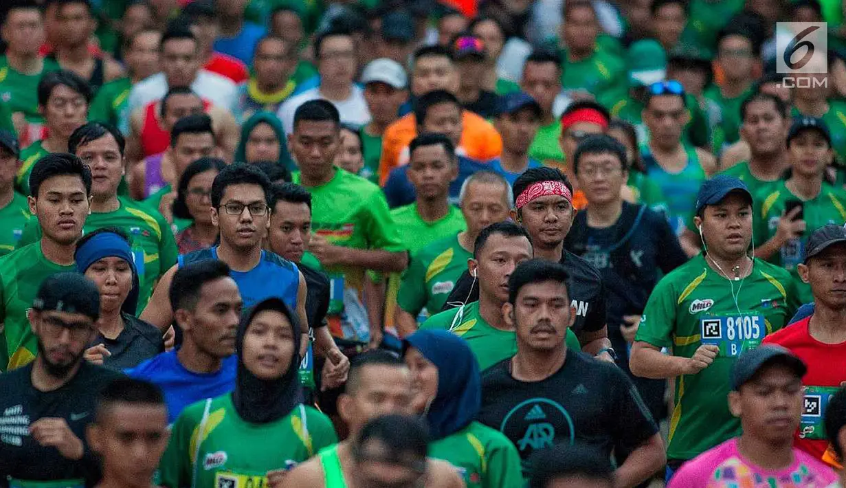 Peserta mengikuti lomba lari Milo Jakarta International 10K di kawasan Epicentrum, Jakarta, Minggu (15/7). Ajang lomba lari 10 Kilometer ini diikuti 16.000 peserta yang terbagi menjadi tiga kategori Open, Closed, dan Pelajar. (Liputan6.com/Faizal Fanani)