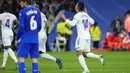 Gelandang Real Madrid, Casemiro berselebrasi usai mencetak gol ke gawang Getafe pada pertandingan lanjutan La Liga Spanyol di stadion Santiago Bernabeu di Madrid, Minggu (10/4/2022). Real Madrid menang atas Getafe 2-0. (AP Photo/Manu Fernandez)