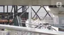 Pekerja menyelesaikan pembangunan proyek jembatan layang atau skybridge Stasiun MRT Asean-Halte Transjakarta CSW di kawasan Kebayoran Baru, Jakarta, Selasa (21/1/2020). (Liputan6.com/Immanuel Antonius)