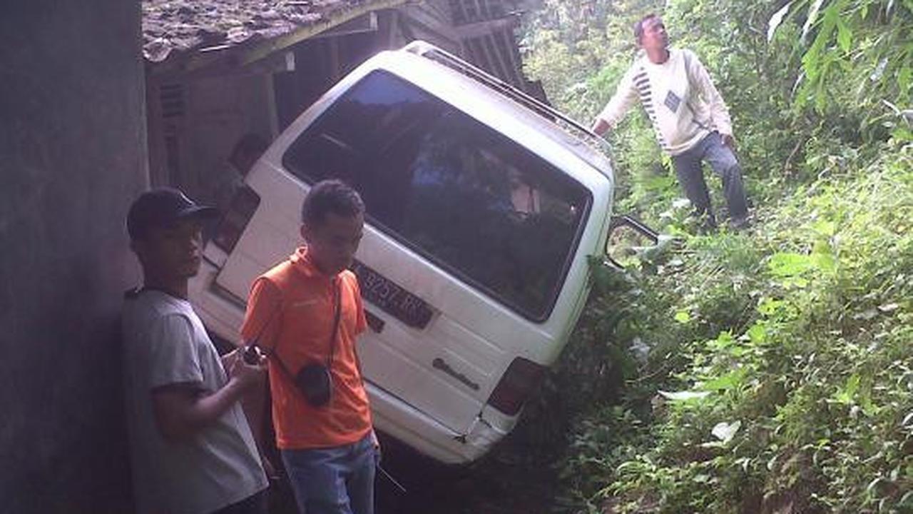 Jatuh dari tebing setinggi 4 meter, minibus hantam rumah warga