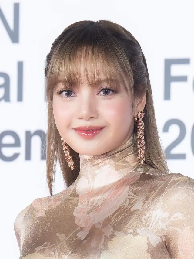 Dari Emmy ke BIFF 2025, Lisa BLACKPINK Tampil Bak Peri Modern dengan Gaun Nude Floral Ekspos Pinggul