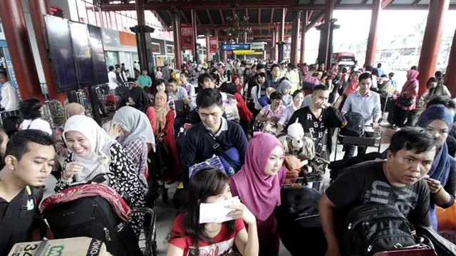 Pemerintah memperkirakan puncak arus balik di Bandara Soekarno-Hatta, Tangerang, Banten terjadi pada hari ini.