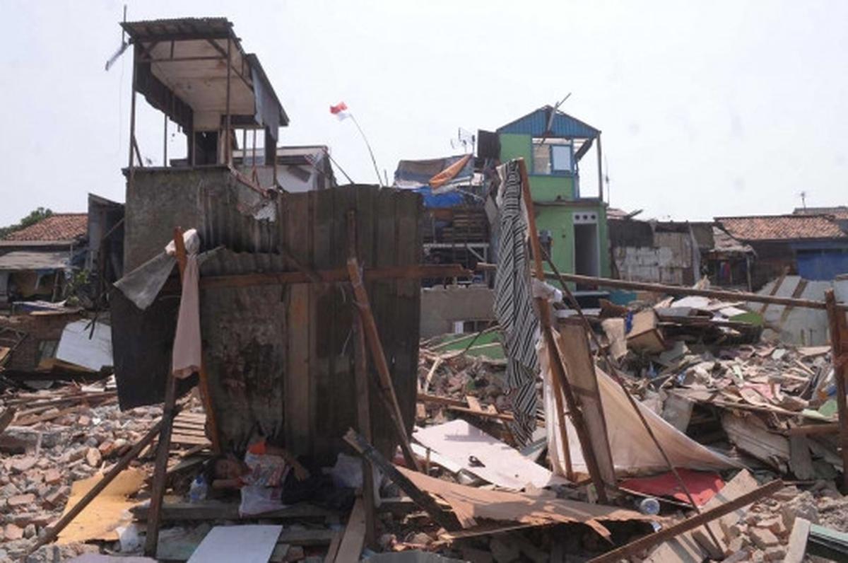Pasca penggusuran, bantaran Ciliwung mulai dipasangi tiang pancang
