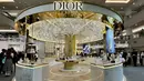 <p>Bertempat di La Moda Plaza Indonesia, pop up event dari Dior ini akan berlangsung selama 3 minggu. Perpaduan dekorasi dan kemasan apik untuk seluruh produk Dior Beauty dengan dominasi warna putih dan emas menyulap suasana menjadi terlihat megah secara instan. Khas perayaan akhir tahun yang dinanti banyak orang. [Foto: Fimela.com.]</p>