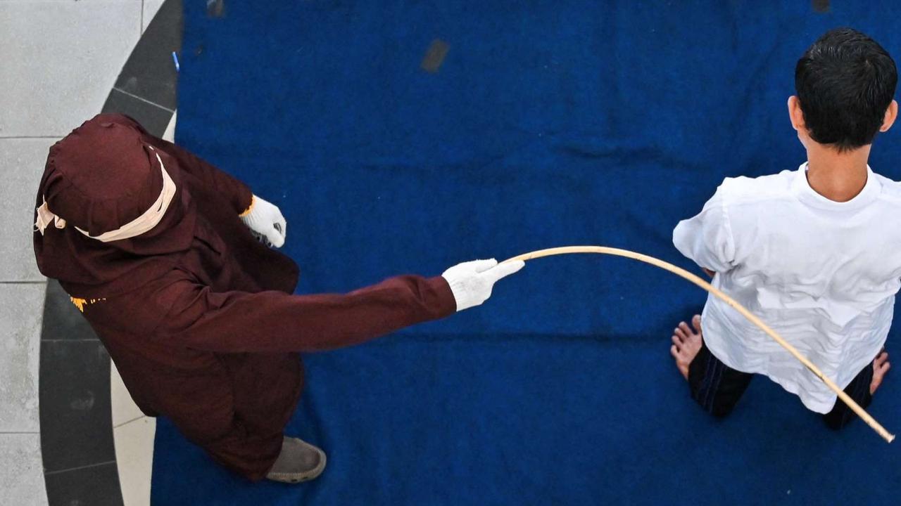 FOTO: Ekspresi Empat Pria di Aceh Dicambuk Berkali-kali usai Terbukti Main Judi Online