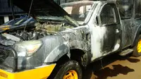 Mobil milik Sub Direktorat Dalmas Direktorat Sabhara Polda Metro Jaya yang terbakar di Jembatan Semanggi, Jakarta, Jumat (13/5/2016). (Liputan6.com/Audrey Santoso)