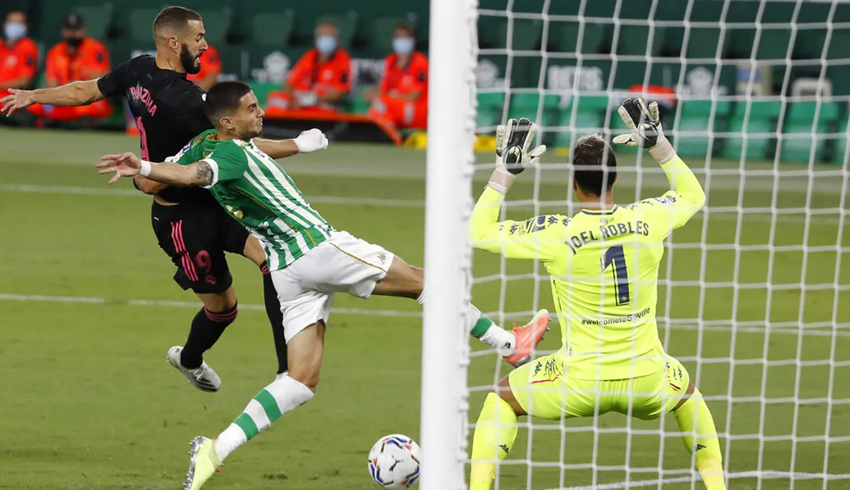 Pemain Real Madrid Karim Benzema (kiri) menendang bola ke gawang Real Betis pada pertandingan La Liga di Stadion Benito Villamarin, Seville, Spanyol, Sabtu (26/9/2020). Real Madrid mengalahkan Real Betis 3-2. (AP Photo/Angel Fernandez)