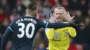  Wasit Martin Atkinson terlihat memberi isyarat kepada pemain Manchester City Nicolas Otamendi pada lanjutan Liga Premier Inggris di Stadion Britania, Inggris, Sabtu (5/12/201(5) Reuters/Phil Noble)