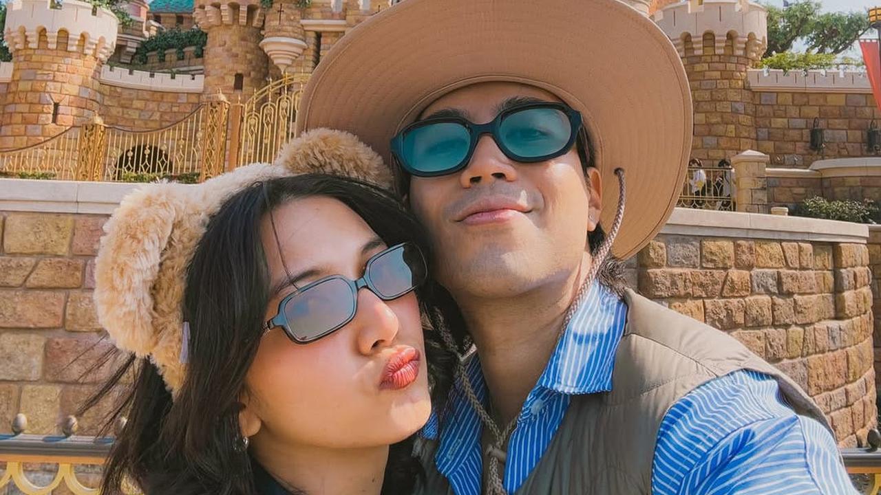 Potret Romantis Vidi Aldiano dan Sheila Dara di Berbagai Momen