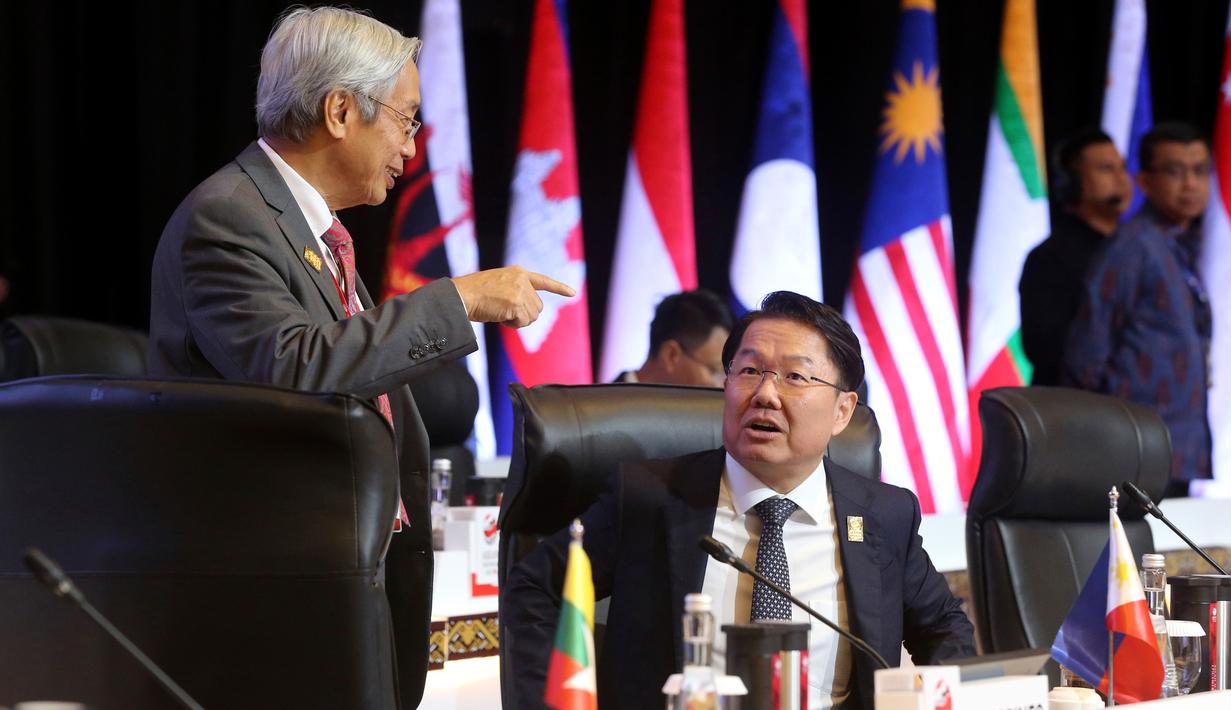 Belajar dari kejadian tersebut, Sri Mulyani menyebut ASEAN perlu tetap waspada dan bersiap menghadapi beberapa tantangan eksternal yang dapat menyebabkan gejolak ekonomi regional. (AP Photo/Firdia Lisnawati)