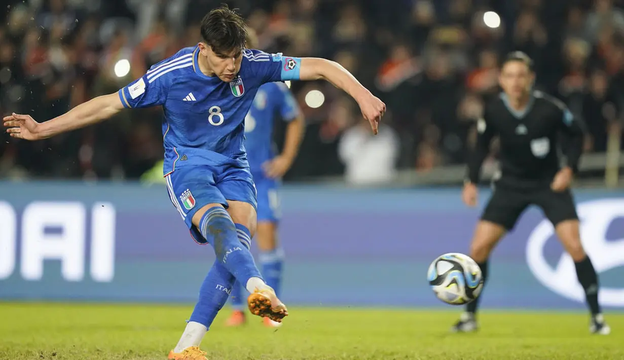 Pemain Timnas Italia U-20, Cesare Casadei, mencetak gol melalui tendangan penalti ke gawang Timnas Inggris U-20 pada babak 16 besar Piala Dunia U-20 2023 di Stadion La Plata, Rabu (31/5/2023). Italia menang dengan skor 2-1 atas Inggris. (AP Photo/Ivan Fernandez)