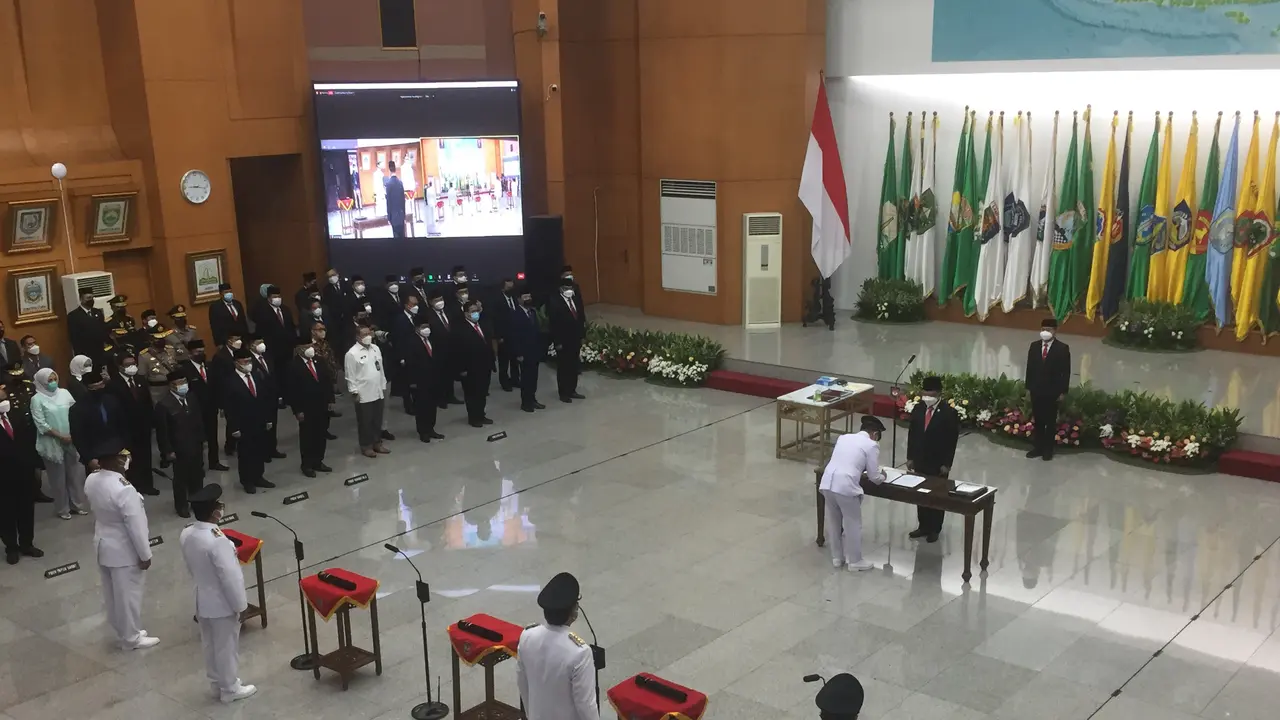 Menteri Dalam Negeri (Mendagri) Tito Karnavian melantik sejumlah penjabat (Pj) gubernur untuk lima provinsi, yaitu Banten, Sulawesi Barat, Kepulauan Bangka Belitung, Gorontalo dan Papua Barat