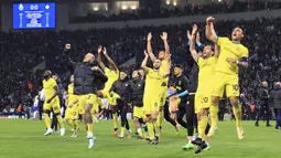 Para pemain Inter Milan merayakan keberhasilan lolos ke perempat final setelah bermain imbang dengan FC Porto pada leg kedua babak 16 besar Liga Champions di Estadio Do Dragao, Rabu (15/03/2023). (AP Photo/Luis Vieira)