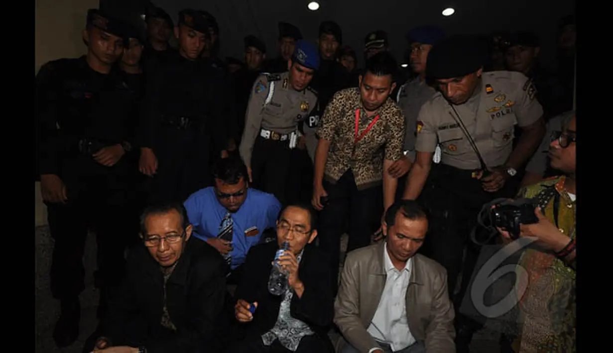 Wakil Ketua KPK Adnan Pandu Praja dan Zulkarnaen sempat duduk di depan ruang teras utama Mabes Polri, Jakarta, Jumat (23/1/2015). (Liputan6.com/Miftahul Hayat)