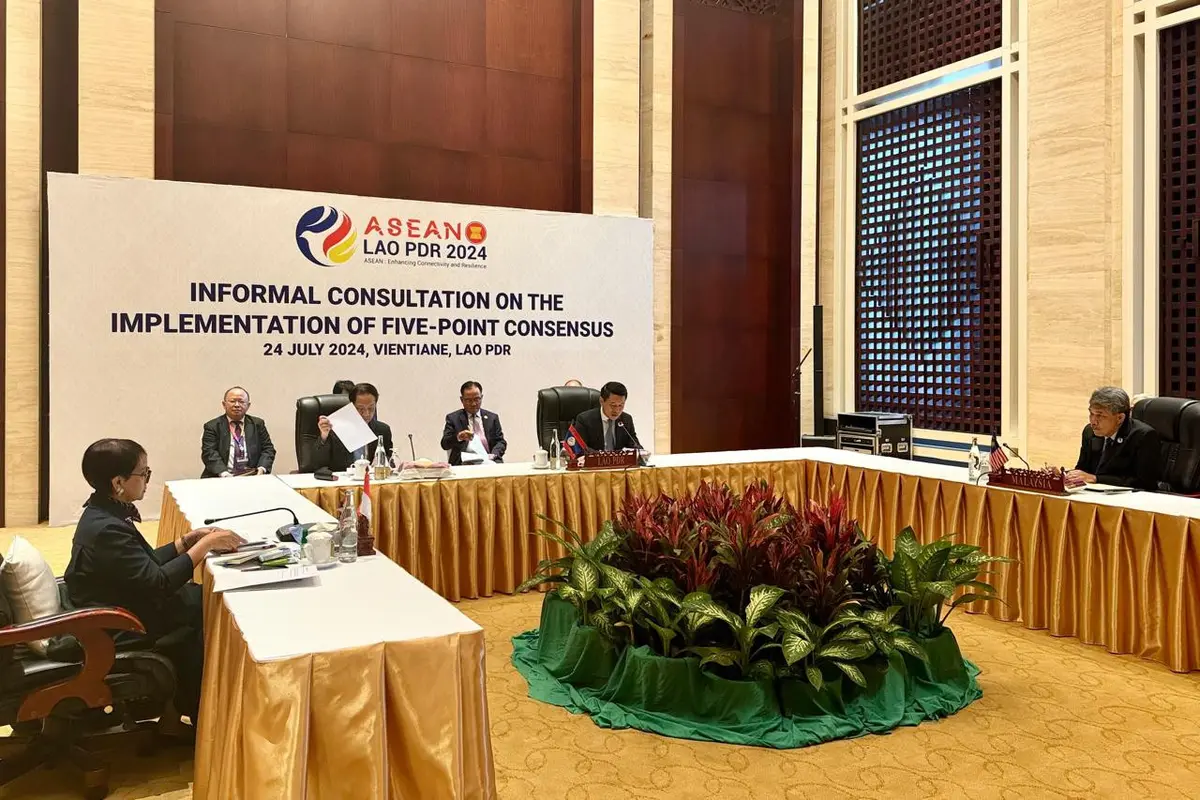 Pertemuan Troika antara Indonesia, Laos dan Malaysia yang fokus membahas isu Myanmar di sela-sela rangkaian kegiatan pertemuan menlu ASEAN di Vientiane, Laos, Rabu (24/7/2024). (Dok. Kemlu RI)