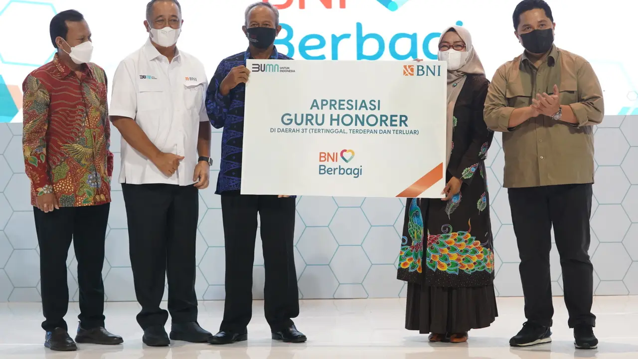 Menteri BUMN Erick Thohir menyerahkan secara simbolis apresiasi dari BNI dalam bentuk tabungan kepada guru honorer.