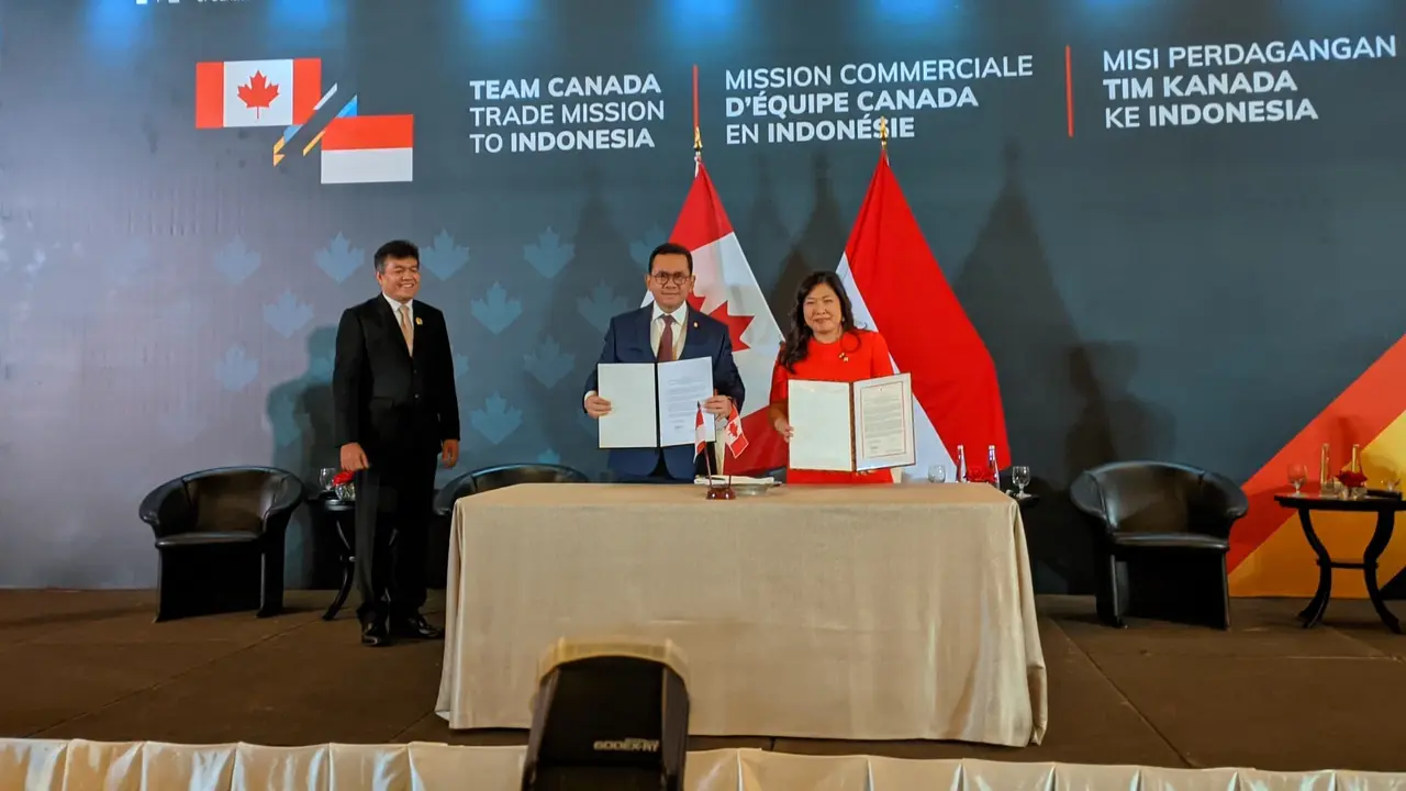 Menteri Promosi Ekspor, Perdagangan Internasional dan Pengembangan Ekonomi Kanada, Mary Ng bersama Menteri Perdagangan Indonesia, Budi Santoso pada acara Peluncuran Misi Dagang Tim Kanada di Indonesia pada Senin (2/12/2024).