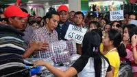Kedatangan Capres no urut 2 Joko Widodo di sebuah pusat perbelanjaan di Depok Jawa Barat, (4/7/2014) mengundang perhatian sejumlah pengunjung. (Liputan6.com/Andrian M Tunay)