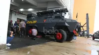 Polisi berusaha mengeluarkan ban Barracuda yang terjerembab di Stadion Pakansari, Bogor (22/4/2017). Persiapan pengamanan ini untuk menyambut laga Liga 1 2017 antara PS TNI melawan Persib Bandung. (Bola.com/Nicklas Hanoatubun)