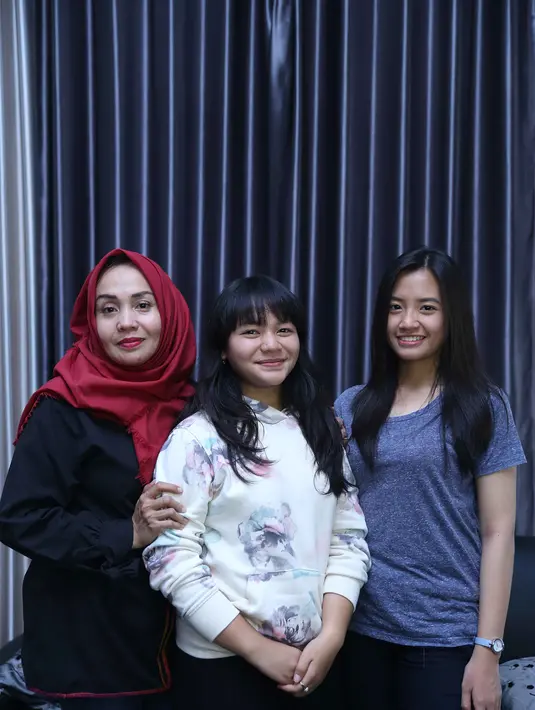 "Kita menghindar cari tempat aman. Saya baca doa, anak-anak kita lindungin di balik koper, dan cuma itu yang bisa kita lakukan. Alhamdulillah kita selamat dan bisa kembali ke Indonesia," tandas ibunda Amel. (Nurwahyunan/Bintang.com)